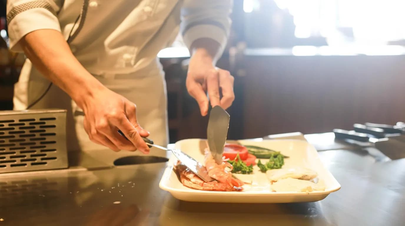 Cloud Kitchens & Virtual Restaurant Brands: staff at work in the business, where Reflys automates customer conversations