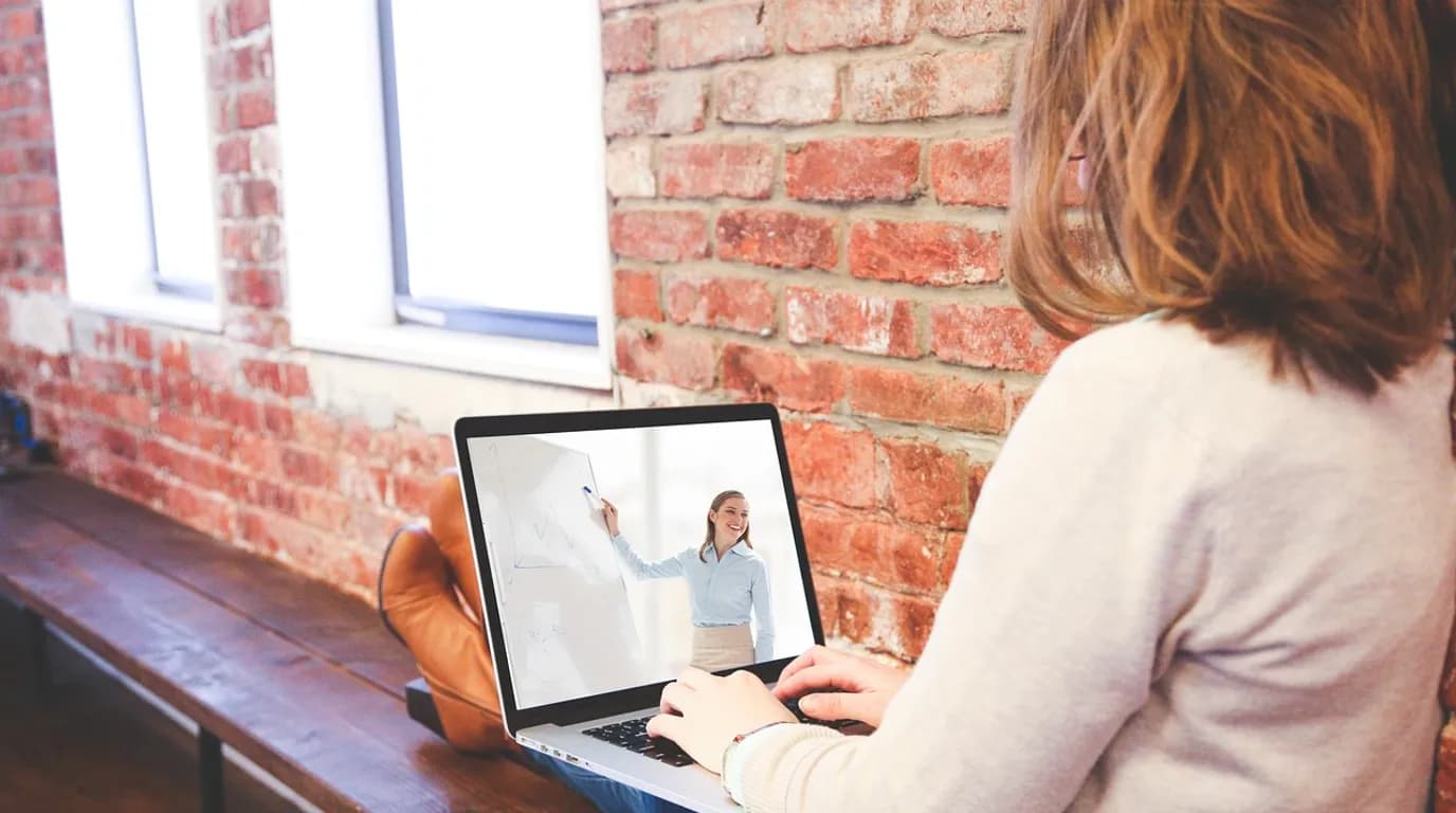 Cohort-Based Online Courses & Bootcamps: staff at work in the business, where Reflys automates customer conversations