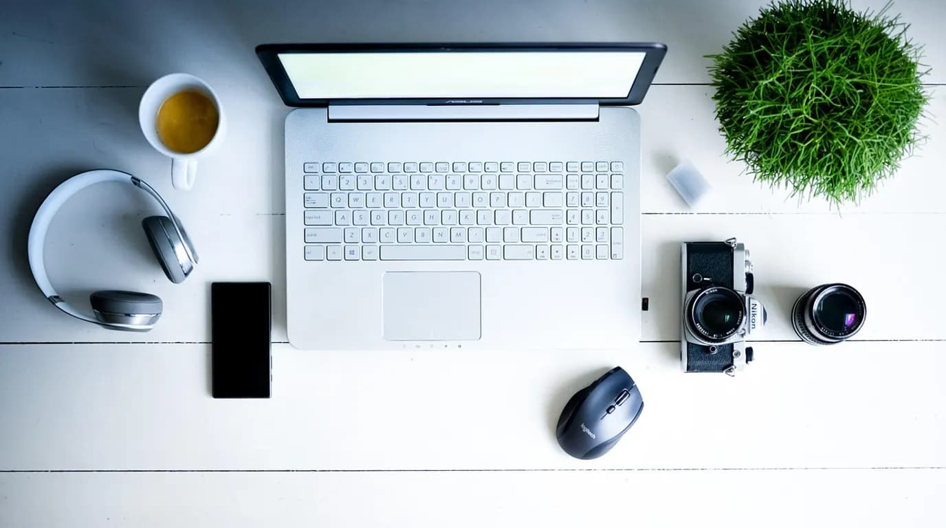 Electronics & Gadgets Retailers: staff at work in the business, where Reflys automates customer conversations