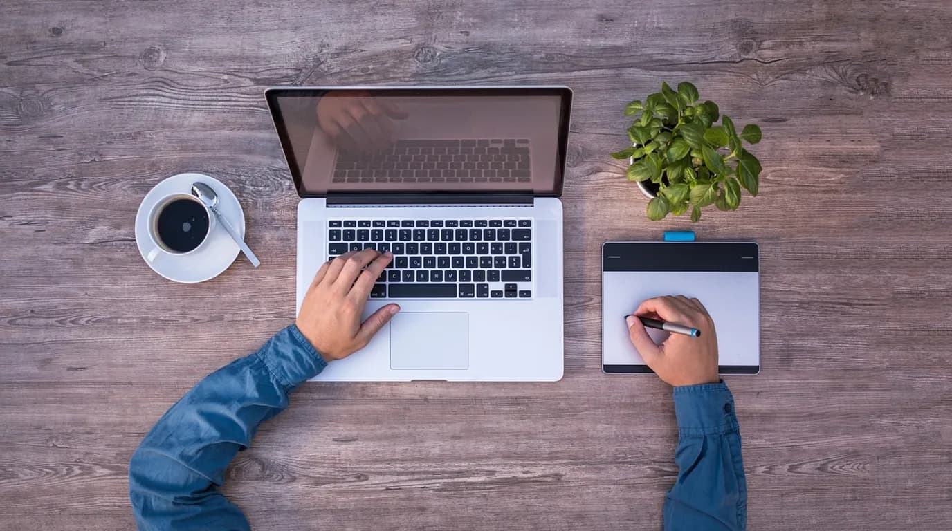 Graphic Design & Branding Freelancers: staff at work in the business, where Reflys automates customer conversations