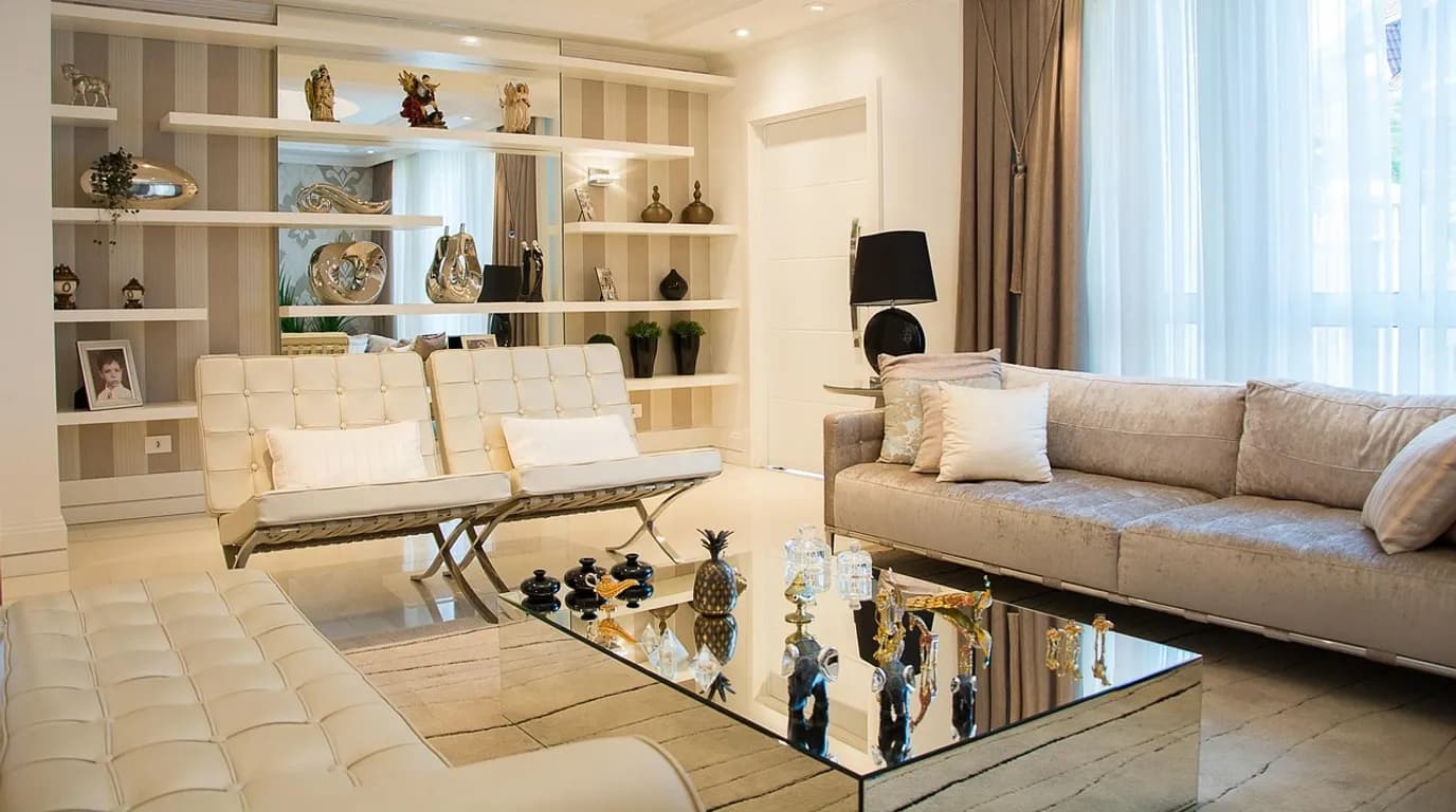 Home Goods & Furniture Retailers: staff at work in the business, where Reflys automates customer conversations