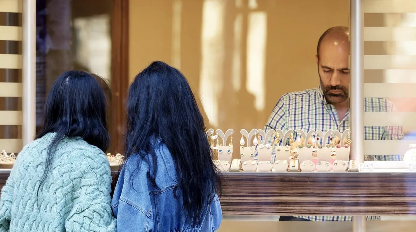 Jewelry & Watches Retailers: staff at work in the business, where Reflys automates customer conversations
