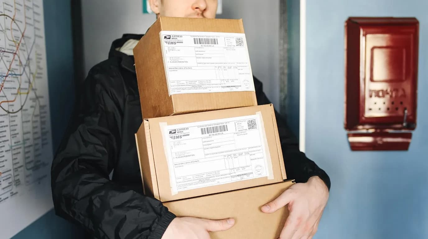 Local Courier & Parcel Delivery: staff at work in the business, where Reflys automates customer conversations