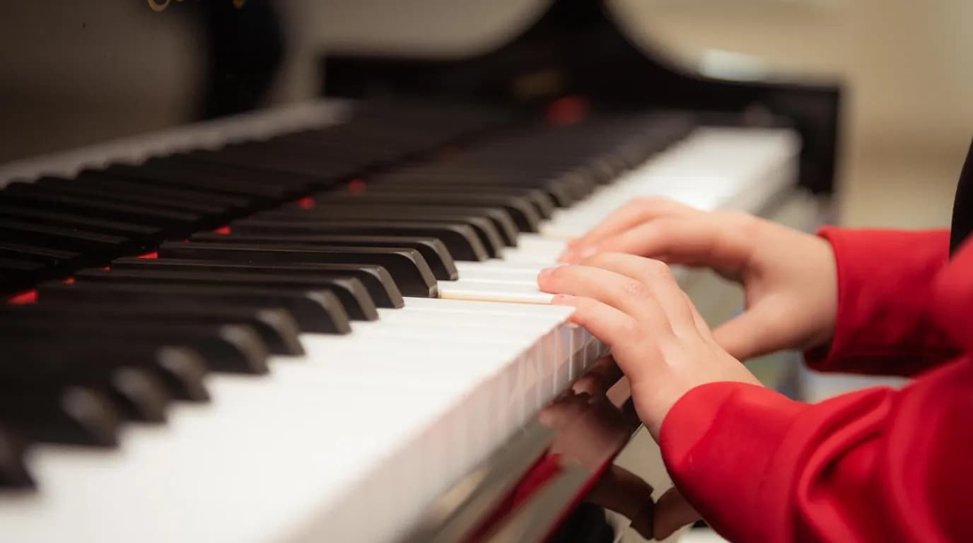 Music, Art & Performing Arts Academies: staff at work in the business, where Reflys automates customer conversations