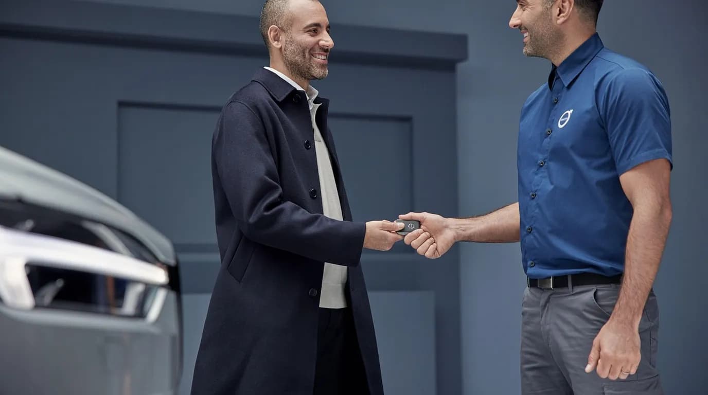 New & Used Car Dealerships: staff at work in the business, where Reflys automates customer conversations