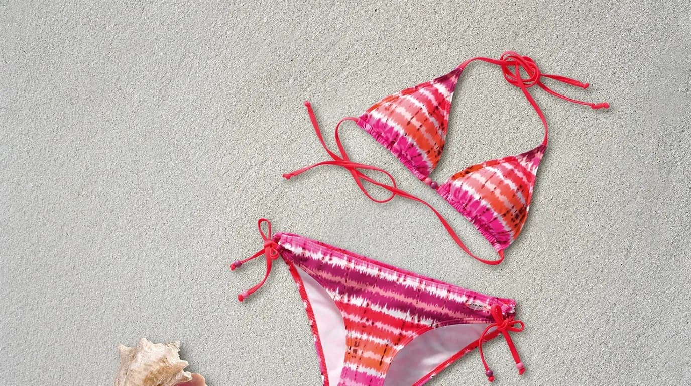 Swimwear & Resort Wear Brands: staff at work in the business, where Reflys automates customer conversations