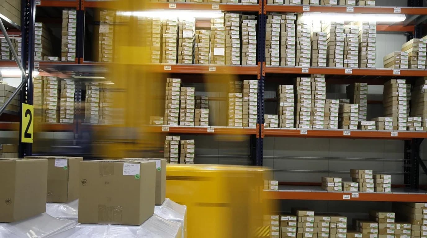 Third-Party Logistics (3PL) & Fulfillment: staff at work in the business, where Reflys automates customer conversations